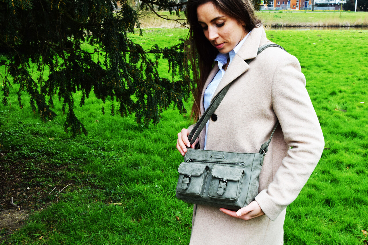 Bicky Bernard  Dames Schoudertas Navy - Bicky Bernard - Stoere Crossbody Tas met Dubbele Ritssluiting & Magneetsluiting - Ruim Hoofdvak & Voorvakjes - Verstelbare Schouderband - Ideaal voor Reizen & Dagelijks Gebruik Bicky Bernard  Dames Schoudertas Navy - Bicky Bernard - Stoere Crossbody Tas met Dubbele Ritssluiting & Magneetsluiting - Ruim Hoofdvak & Voorvakjes - Verstelbare Schouderband - Ideaal voor Reizen & Dagelijks Gebruik