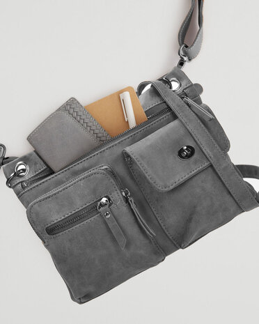 Bicky Bernard  Bicky Bernard Dames Schoudertas - Crossbodytas Grijs - Platte Tas met Meerdere Ritssluitingen - Afneembare Schouderriem - 5 Vakken - 21,5 cm Hoog x 27 cm Breed x 4 cm Diep - Kunstleer Bicky Bernard  Bicky Bernard Dames Schoudertas - Crossbodytas Grijs - Platte Tas met Meerdere Ritssluitingen - Afneembare Schouderriem - 5 Vakken - 21,5 cm Hoog x 27 cm Breed x 4 cm Diep - Kunstleer