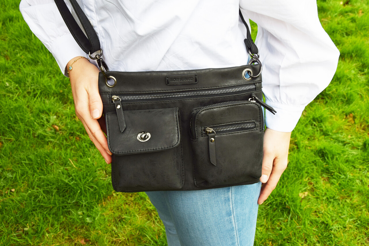 Bicky Bernard  Bicky Bernard Dames Schoudertas - Crossbodytas Grijs - Platte Tas met Meerdere Ritssluitingen - Afneembare Schouderriem - 5 Vakken - 21,5 cm Hoog x 27 cm Breed x 4 cm Diep - Kunstleer Bicky Bernard  Bicky Bernard Dames Schoudertas - Crossbodytas Grijs - Platte Tas met Meerdere Ritssluitingen - Afneembare Schouderriem - 5 Vakken - 21,5 cm Hoog x 27 cm Breed x 4 cm Diep - Kunstleer