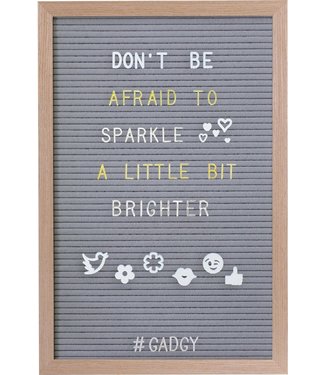 Gadgy Gadgy Letterbord Grijs Vilt – Houten lijst - 30x45cm - inclusief 3 kleuren letters etc.- Leuk cadeau