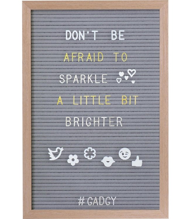 Gadgy Letterbord Grijs Vilt – Houten lijst - 30x45cm - inclusief 3 kleuren letters etc.- Leuk cadeau