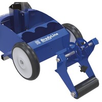 thumb-Lang haltbare und gerade Linien bei jedem Einsatz Gerade Linien dank stabiler Konstruktion und feststehenden Rädern Die Abrollvorrichtung für die Markierungsbänder ganz einfach an das BradyLine Bodenmarkiergrät mit einer Schraube befestigen Einfaches Ein-3