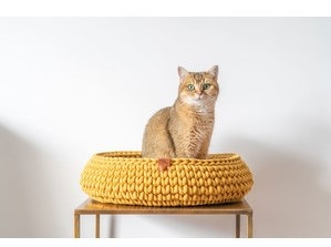 sunny-baskets-gehaakte-kattenmand-okergeel