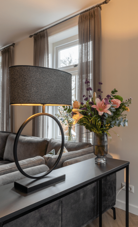 Lamp aan op Sidetable - Binnenkijker Van de Kamp - Eigenstijl Wonen