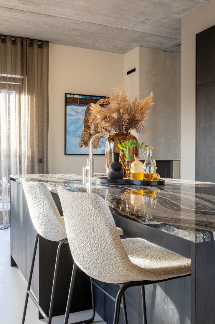 Binnenkijken-luxe keuken met marmeren blad