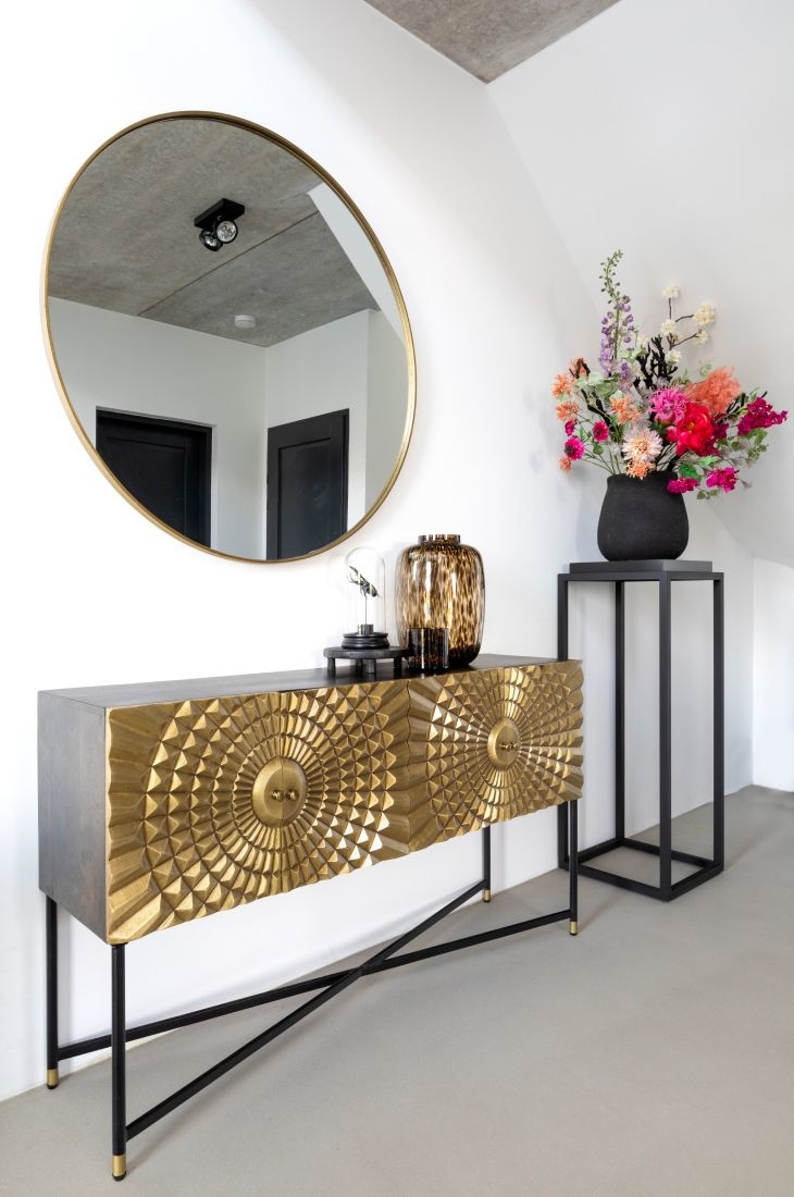 Binnekijken- Gouden dressoir met ronde spiegel