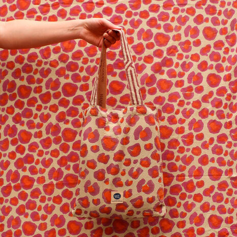 Doing Goods - Plaid & Kleed Leopard Roze Katoen XL 220x280cm met draagtas Doing Goods - Plaid & Kleed Leopard Roze Katoen XL 220x280cm met draagtas