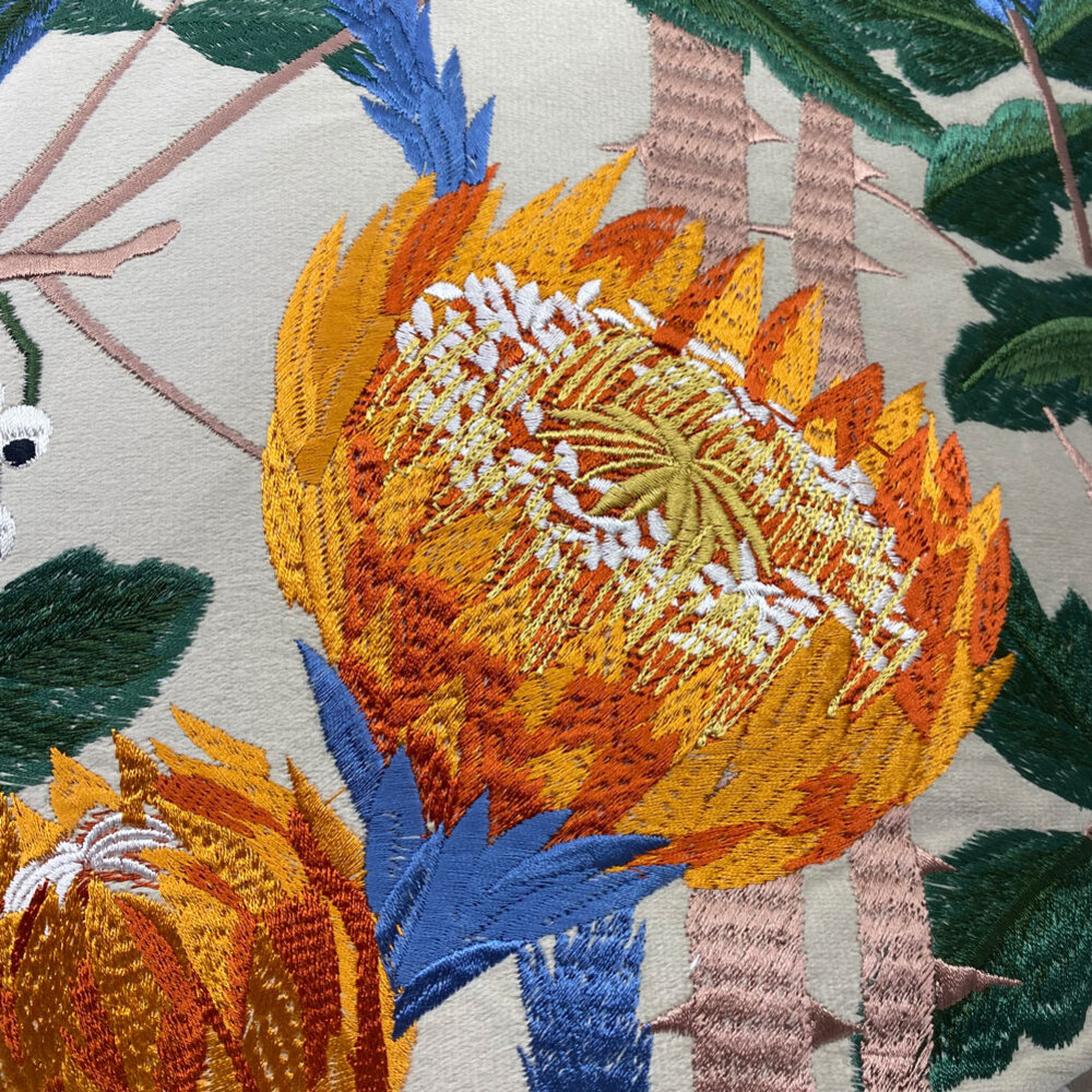 Colmore - Sierkussen Bloemen op Grijs Katoen 50x50cm geborduurd