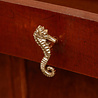 Doing Goods - Ladeknop Pippa Seahorse Messing 3x7cm links
