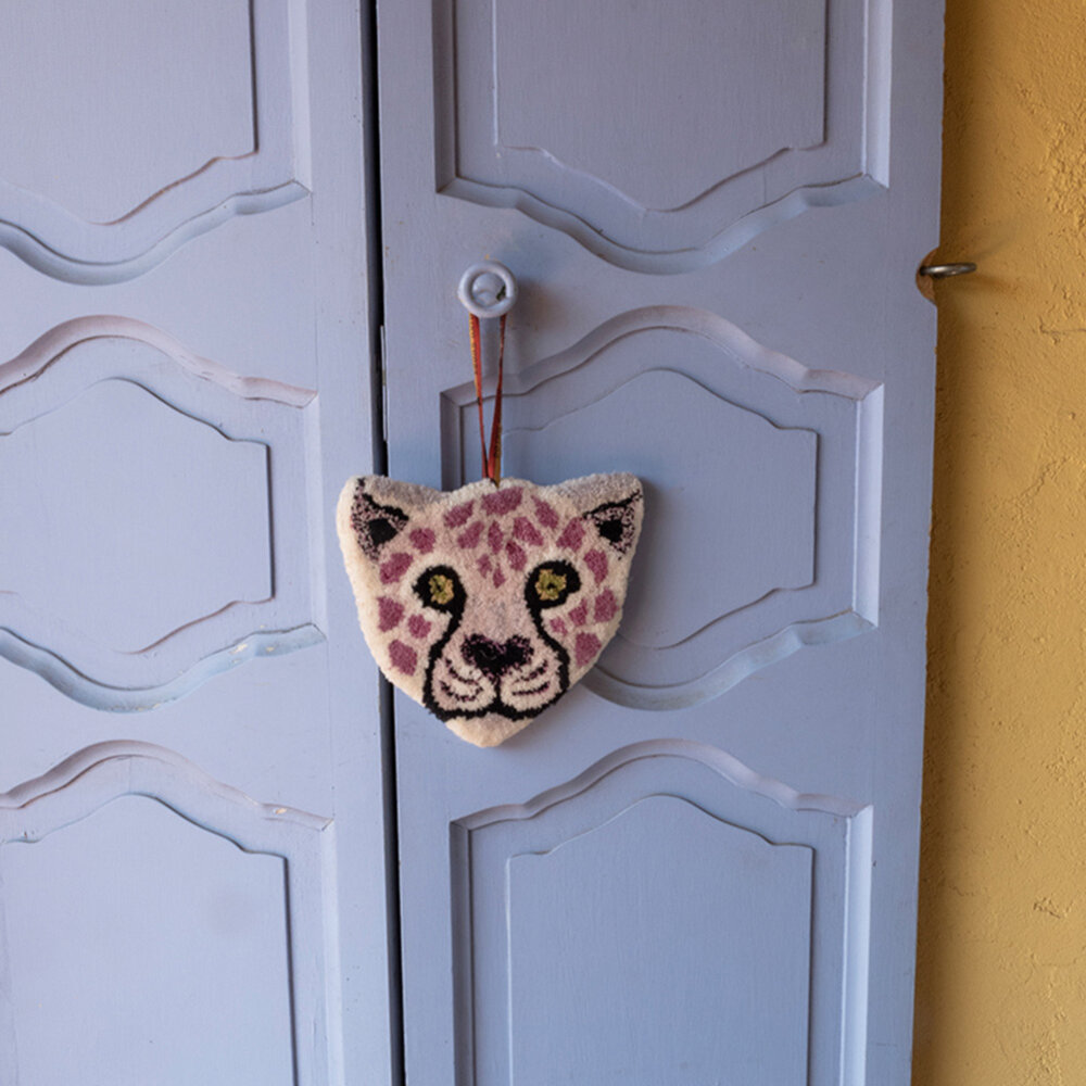 Doing Goods - Hanger Lilly Luipaard Lila Wol 21x18cm