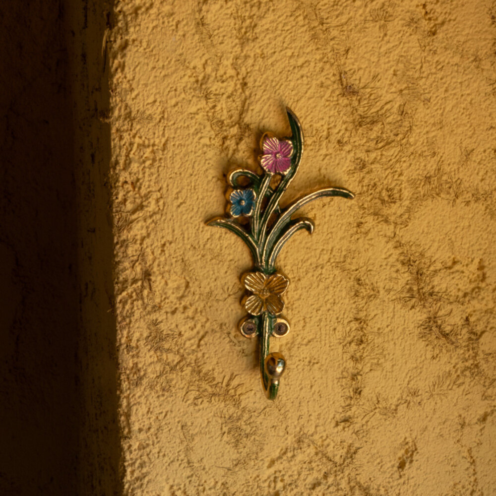 Doing Goods - Wandhaak Ivy Bloemen Multicolor Messing 7x13cm