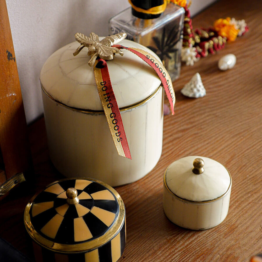 Doing Goods - Doosje Baily Chelsey Circus Wit Messing 5x5cm Doing Goods - Doosje Baily Chelsey Circus Wit Messing 5x5cm