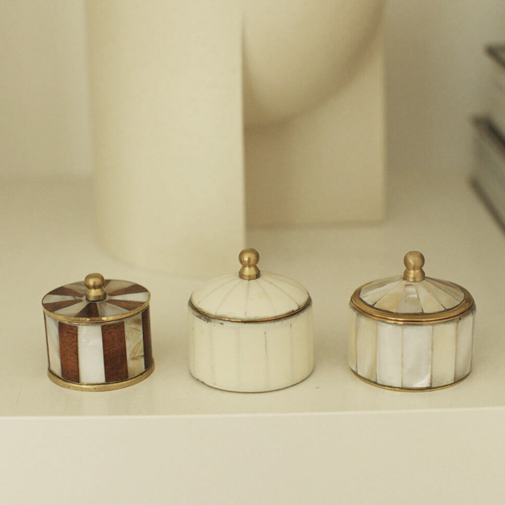 Doing Goods - Sieraaddoosje Baily Chelsey Circus Parel Schelp Messing 5x5cm Doing Goods - Sieraaddoosje Baily Chelsey Circus Parel Schelp Messing 5x5cm