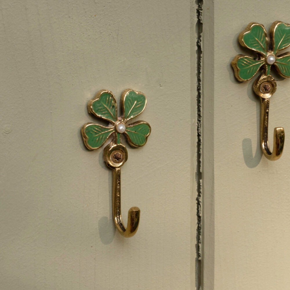 Doing Goods - Wandhaakje Geluks Klavertje Groen Messing 3x5cm Doing Goods - Wandhaakje Geluks Klavertje Groen Messing 3x5cm