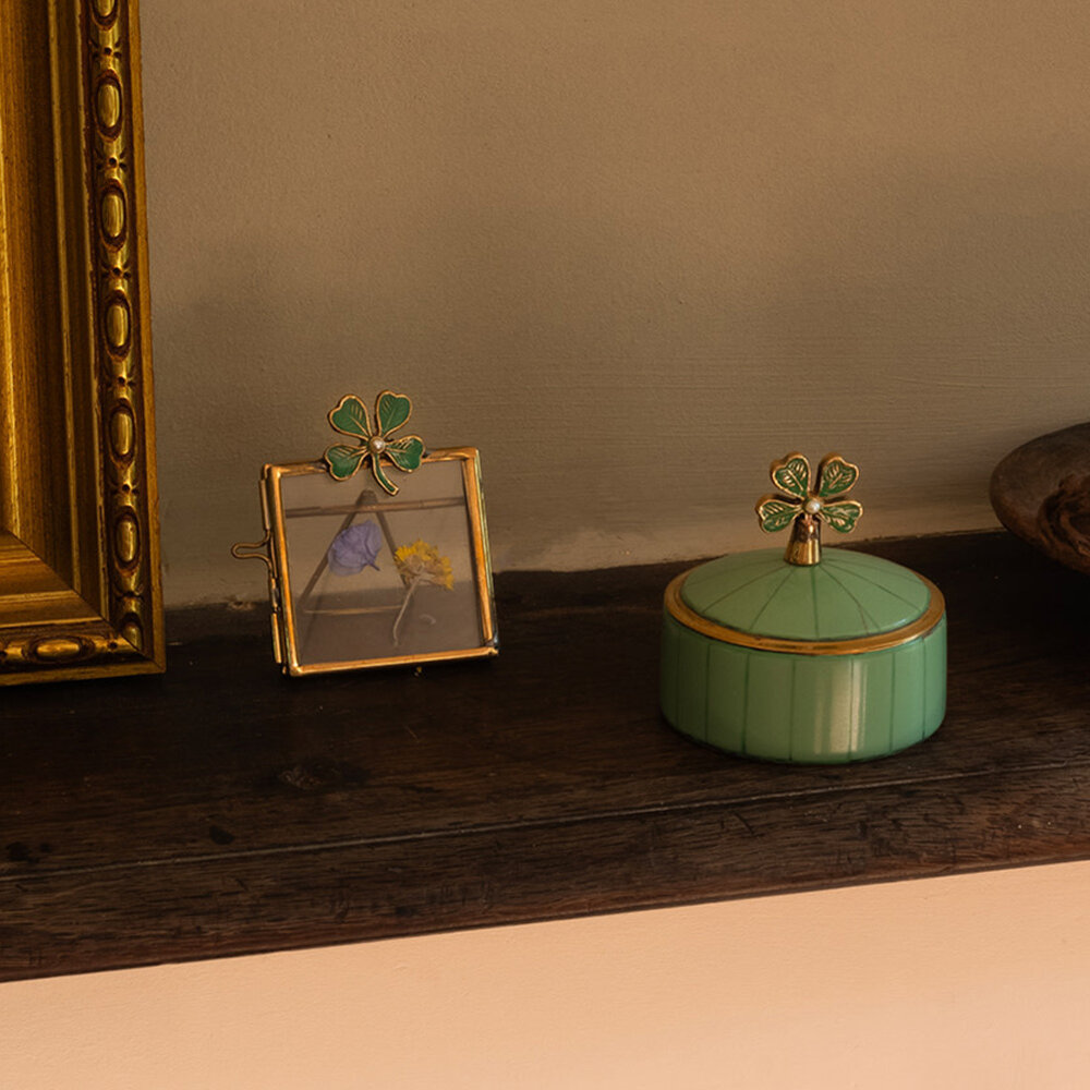 Doing Goods - Doosje Circus Klavertje Vier Groen Messing 7x6cm Doing Goods - Doosje Circus Klavertje Vier Groen Messing 7x6cm