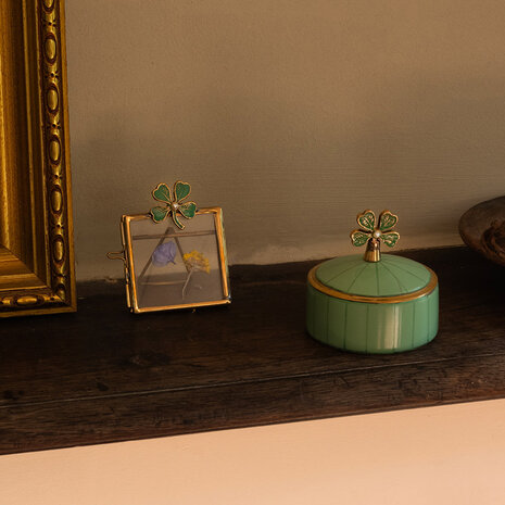 Doing Goods - Doosje Circus Klavertje Vier Groen Messing 7x6cm Doing Goods - Doosje Circus Klavertje Vier Groen Messing 7x6cm