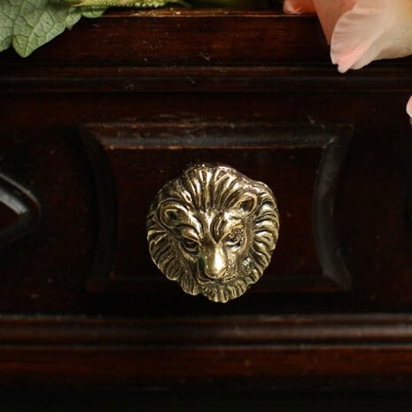 Doing Goods - Ladeknop Lovesome Lion Messing 6x7cm Doing Goods - Ladeknop Lovesome Lion Messing 6x7cm