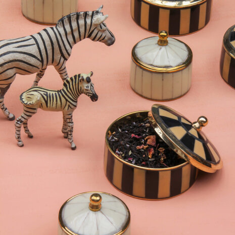 Doing Goods - Doosje Chelsey Circus Zwart Beige Messing 7x5cm