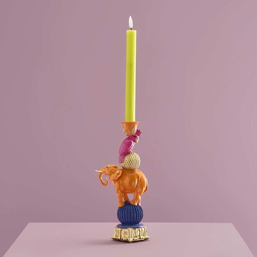 Werns - Kandelaar met Fuchsia Papegaai op Oranje Olifant – Kleurrijke Kaarsenhouder 10 × 26 cm Werns - Kandelaar met Fuchsia Papegaai op Oranje Olifant – Kleurrijke Kaarsenhouder 10 × 26 cm