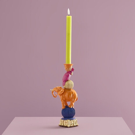 Werns - Kandelaar met Fuchsia Papegaai op Oranje Olifant – Kleurrijke Kaarsenhouder 10 × 26 cm Werns - Kandelaar met Fuchsia Papegaai op Oranje Olifant – Kleurrijke Kaarsenhouder 10 × 26 cm
