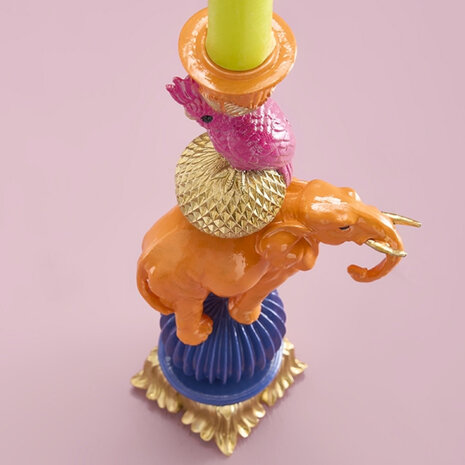 Werns - Kandelaar met Fuchsia Papegaai op Oranje Olifant – Kleurrijke Kaarsenhouder 10 × 26 cm Werns - Kandelaar met Fuchsia Papegaai op Oranje Olifant – Kleurrijke Kaarsenhouder 10 × 26 cm