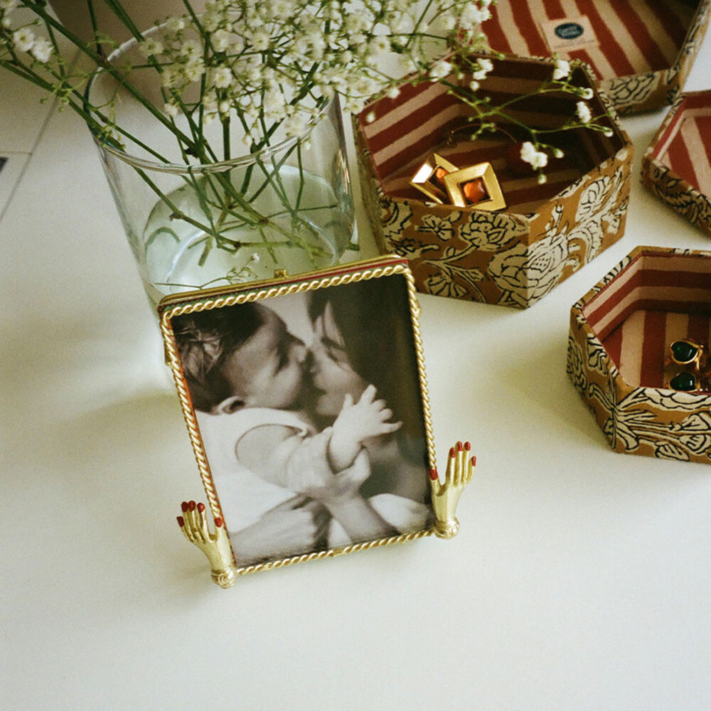 Doing Goods - Fotolijstje Jana Hands Messing Large 14x16cm - foto 10x15cm