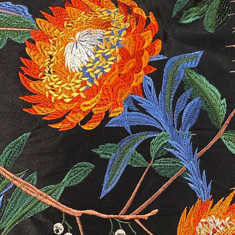 Colmore - Sierkussen Bloemen Multicolor Zwart 50x50cm geborduurd Colmore - Sierkussen Bloemen Multicolor Zwart 50x50cm geborduurd