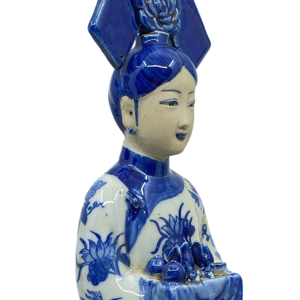 Melting Pot - Handgemaakt Beeld Chinese Keizerin met Theeservies Blauw-Wit Porselein 8x32cm