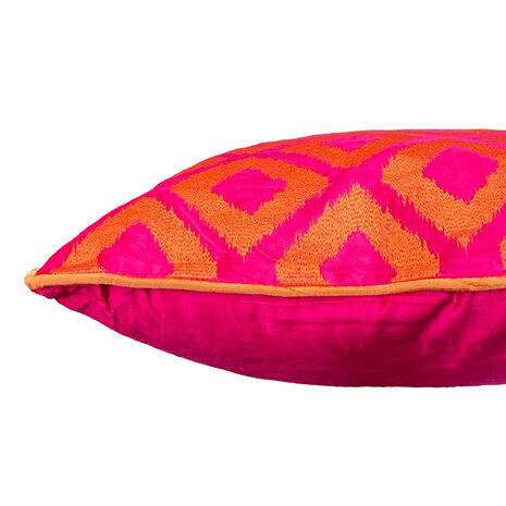 Colmore - Sierkussen Triangel Fuchsia Oranje 50x50cm bies Colmore - Sierkussen Triangel Fuchsia Oranje 50x50cm bies