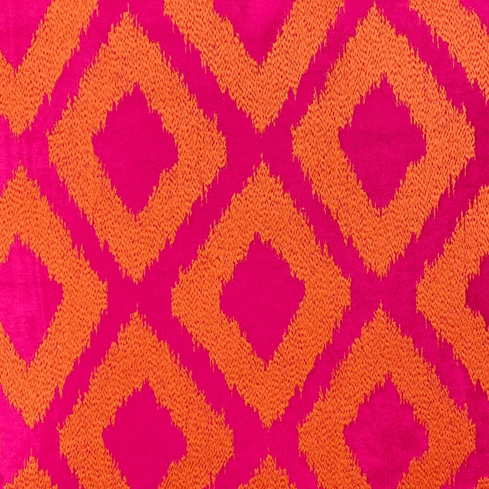 Colmore - Sierkussen Triangel Fuchsia Oranje 50x50cm bies Colmore - Sierkussen Triangel Fuchsia Oranje 50x50cm bies