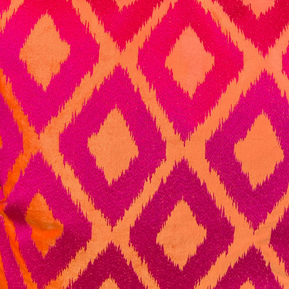Colmore - Sierkussen Triangel Oranje Fuchsia 50x50cm bies Colmore - Sierkussen Triangel Oranje Fuchsia 50x50cm bies