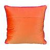 Colmore - Sierkussen Triangel Oranje Fuchsia 50x50cm bies Colmore - Sierkussen Triangel Oranje Fuchsia 50x50cm bies