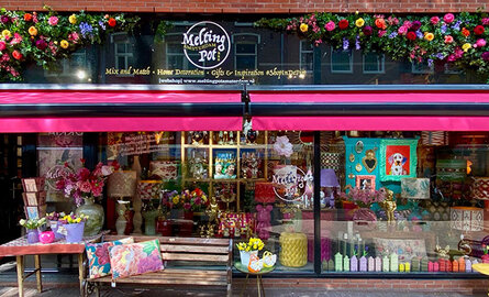 WINKEL UPDATE: Nieuwe luifels, etalage & vrolijke bloemengevel