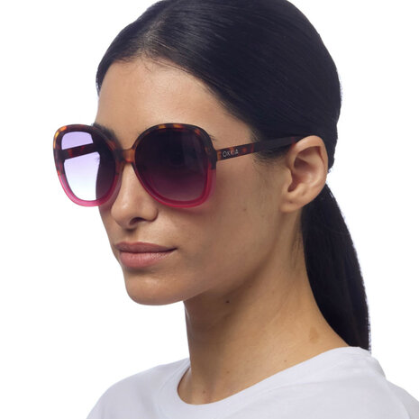 Okkia - Zonnebril ANNA Butterfly Havana Pink met Donkere Gradient Lenzen en Veerpoten OK019-HP Okkia - Zonnebril ANNA Butterfly Havana Pink met Donkere Gradient Lenzen en Veerpoten OK019-HP