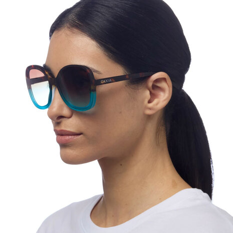 Okkia - Zonnebril ANNA Butterfly Havana Blue met Donkere Gradient Lenzen en Veerpoten OK019-HB Okkia - Zonnebril ANNA Butterfly Havana Blue met Donkere Gradient Lenzen en Veerpoten OK019-HB