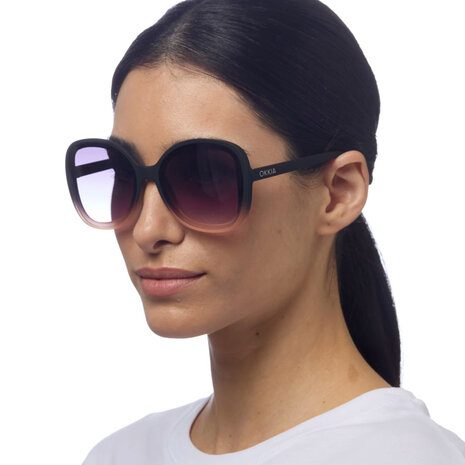 Okkia - Zonnebril ANNA Butterfly Black Pink met Donkere Gradient Lenzen en Veerpoten OK019-BP Okkia - Zonnebril ANNA Butterfly Black Pink met Donkere Gradient Lenzen en Veerpoten OK019-BP