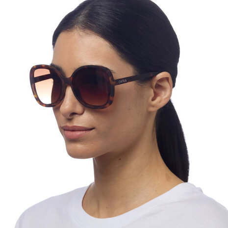Okkia - Zonnebril ANNA Butterfly Classic Havana met Bruine Gradient Lenzen en Veerpoten OK019-CH Okkia - Zonnebril ANNA Butterfly Classic Havana met Bruine Gradient Lenzen en Veerpoten OK019-CH