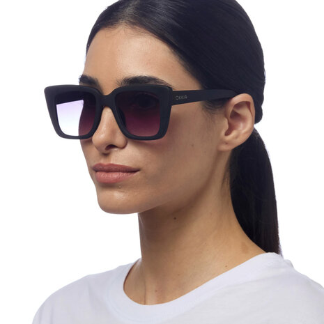 Okkia - Zonnebril ELBA Square Zonnebril Black OK044-BK – Vierkant Soft-Touch Montuur met Zwarte Gradiëntglazen en UV400