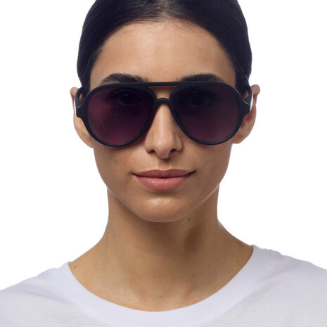 Okkia - Zonnebril ALESSIO Aviator Black met Donkere Gradient Lenzen en Veerpoten OK021-BK Okkia - Zonnebril ALESSIO Aviator Black met Donkere Gradient Lenzen en Veerpoten OK021-BK