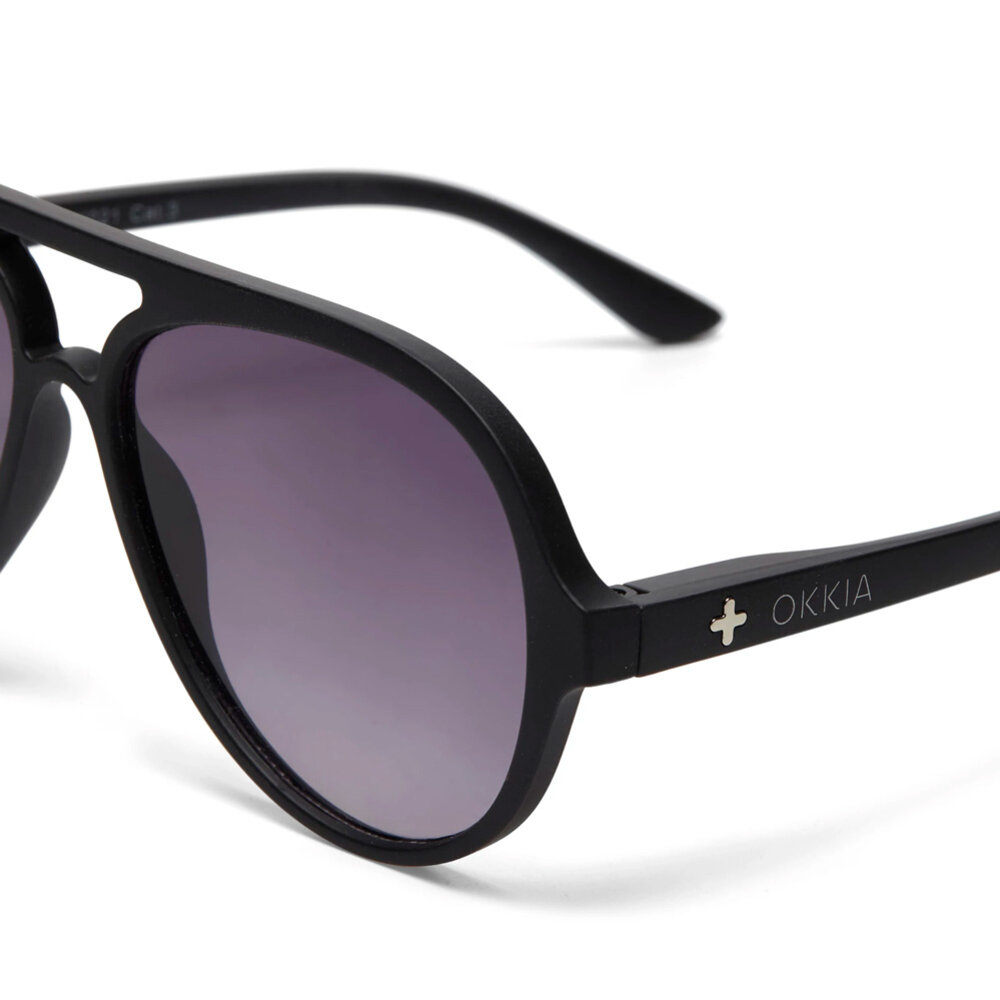 Okkia - Zonnebril ALESSIO Aviator Black met Donkere Gradient Lenzen en Veerpoten OK021-BK Okkia - Zonnebril ALESSIO Aviator Black met Donkere Gradient Lenzen en Veerpoten OK021-BK