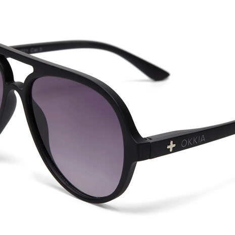 Okkia - Zonnebril ALESSIO Aviator Black met Donkere Gradient Lenzen en Veerpoten OK021-BK Okkia - Zonnebril ALESSIO Aviator Black met Donkere Gradient Lenzen en Veerpoten OK021-BK