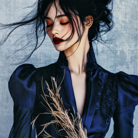 Melting Pot - Schilderij Vrouw in Blauwe Jurk op Fluweel 83x123cm ingelijst Melting Pot - Schilderij Vrouw in Blauwe Jurk op Fluweel 83x123cm ingelijst