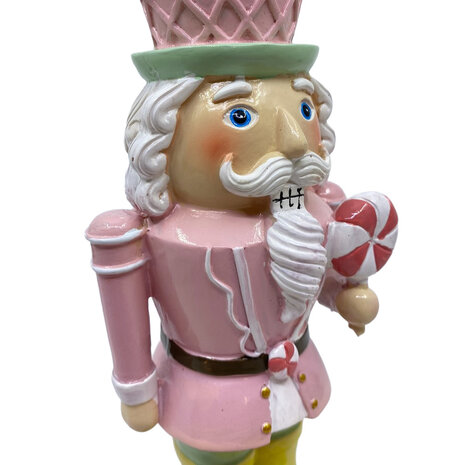 Melting Pot - Beeld Notenkraker Candy met Taart Pastel 9x28cm Melting Pot - Beeld Notenkraker Candy met Taart Pastel 9x28cm