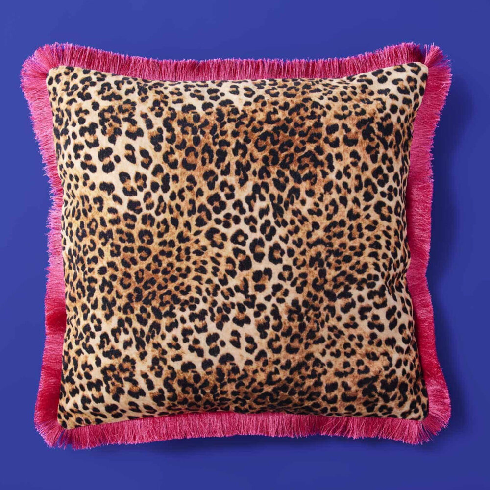 Werns - Sierkussen Jungle Love Panter Fluweel 45x45cm fuchsia franjes Werns - Sierkussen Jungle Love Panter Fluweel 45x45cm fuchsia franjes