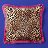 Werns - Sierkussen Jungle Love Panter Fluweel 45x45cm fuchsia franjes Werns - Sierkussen Jungle Love Panter Fluweel 45x45cm fuchsia franjes