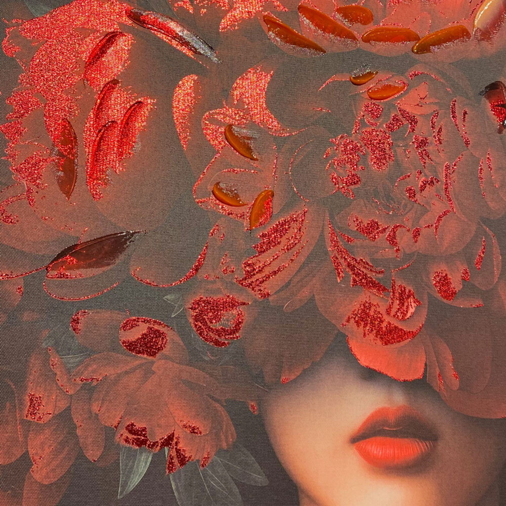 Melting Pot - Schilderij Vrouw met Rode Bloemen op Canvas 83x123cm ingelijst