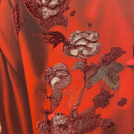 Melting Pot - Schilderij Vrouw met Rode Bloemen op Canvas 83x123cm ingelijst