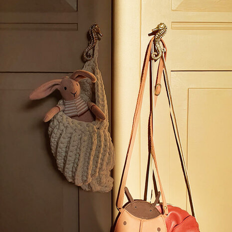 Doing Goods - Ladeknop Pippa Seahorse Messing 3x7cm rechts