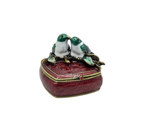 Melting Pot - Sieraden Doosje Vogeltjes Bordeaux Groen Metaal 5x5cm Melting Pot - Sieraden Doosje Vogeltjes Bordeaux Groen Metaal 5x5cm