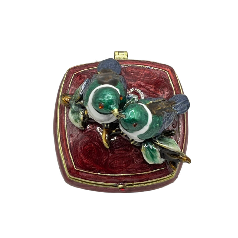 Melting Pot - Sieraden Doosje Vogeltjes Bordeaux Groen Metaal 5x5cm Melting Pot - Sieraden Doosje Vogeltjes Bordeaux Groen Metaal 5x5cm